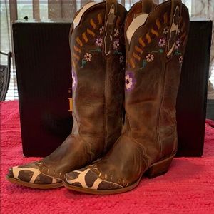 Brown cowboy boots with giraffe toe